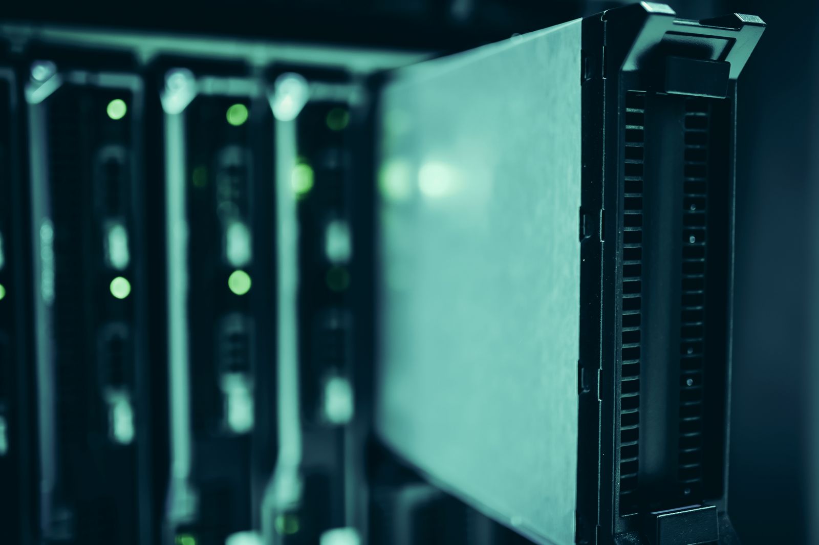 Rack de servidores em data center, foco em uma unidade de armazenamento