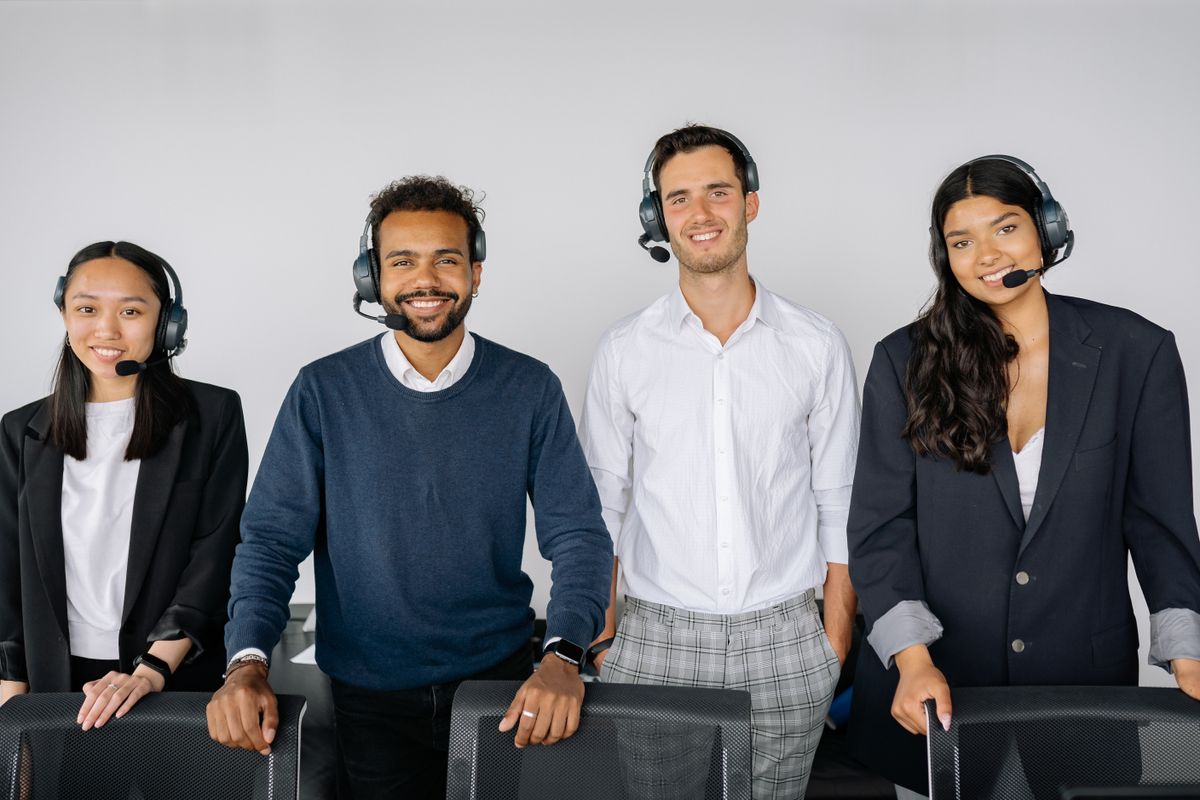 Equipe de atendimento ao cliente com headset