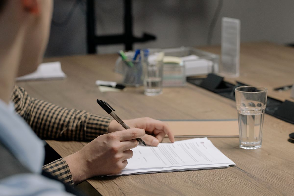 Papelada e formulário sobre mesa de escritório