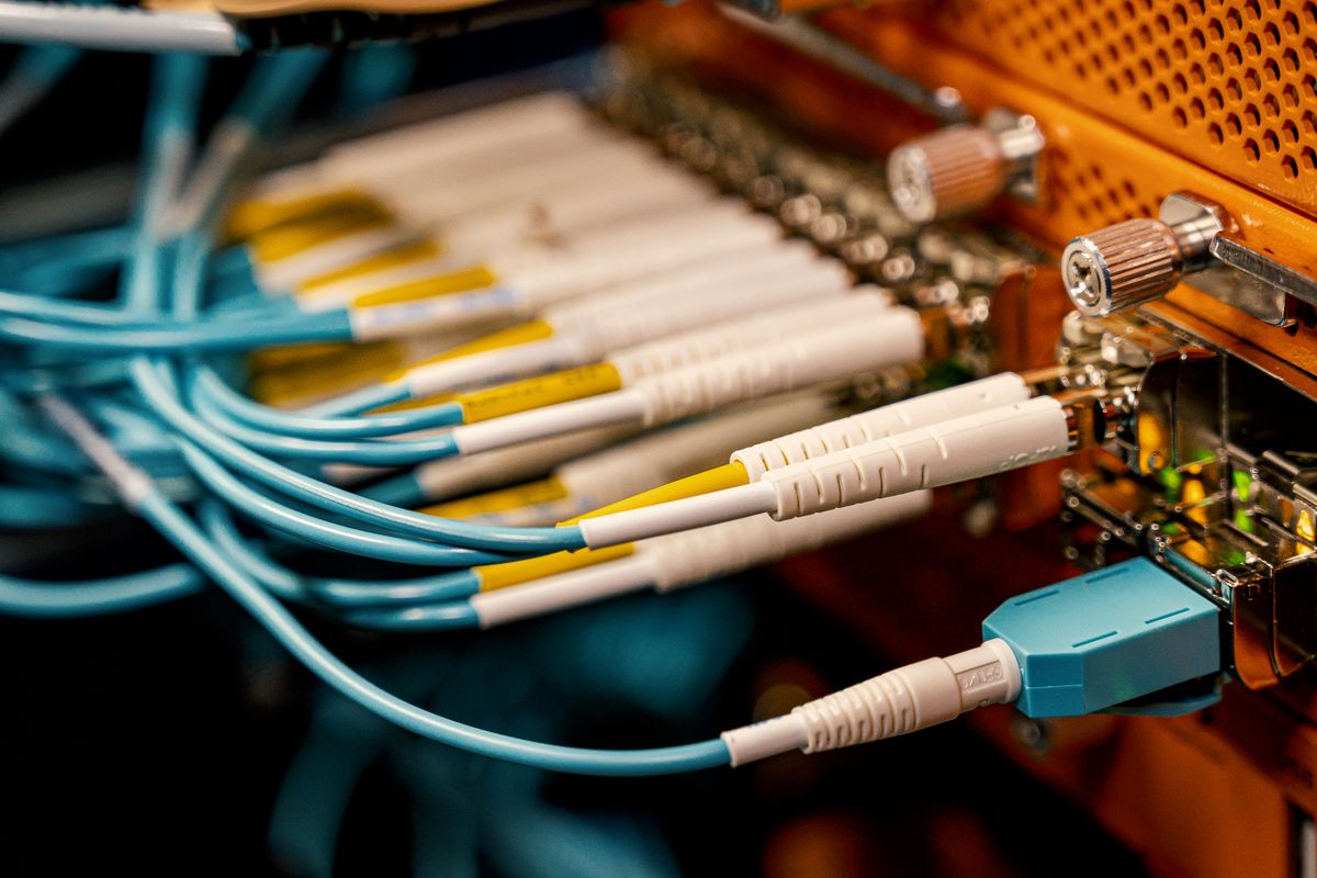 Cabos de rede conectados em switch de infraestrutura